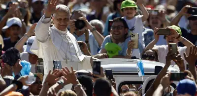 Papa León XIV lidera su primera Vigilia Pascual con bautismo de diez adultos en el Vaticano