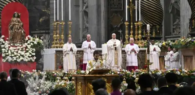 Papa León XIV preside su primera Vigilia Pascual con bautizo de 10 adultos en el Vaticano