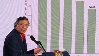 Petro descarta liquidar EPS y propone retirar licencias para cobrar deudas