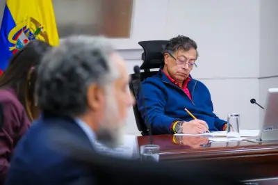 Petro pide investigar si explosivos de atentado en Panamericana vinieron de Ecuador