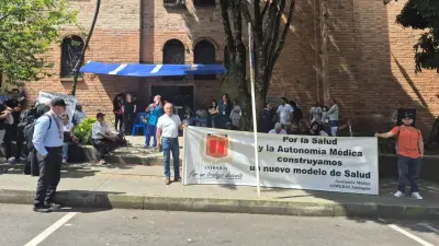 Plantón en Hospital Alma Mater de Medellín por impago de salarios a trabajadores