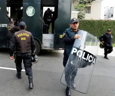 Policía peruana allana vivienda de exjefe electoral por irregularidades