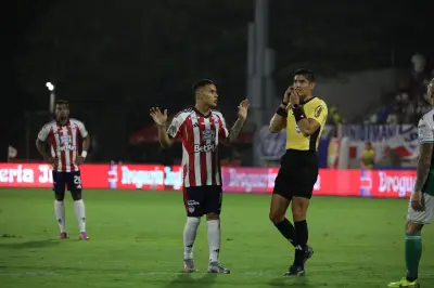 Polémica arbitral en Junior vs. Deportivo Cali: árbitro anula amarilla para evitar expulsión