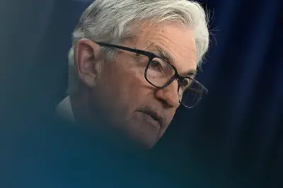 Powell seguirá en la Fed tras su mandato con bajo perfil, generando tensiones