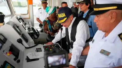 Presidente Petro bautiza buque hospital Benkos Biohó para el Pacífico colombiano