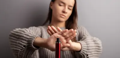 Reino Unido prohíbe de por vida cigarrillos y vapeadores para generación nacida después de 2009