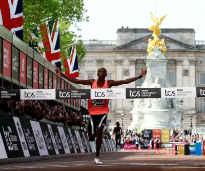Sawe rompe la barrera de las 2 horas en maratón y gana en Londres