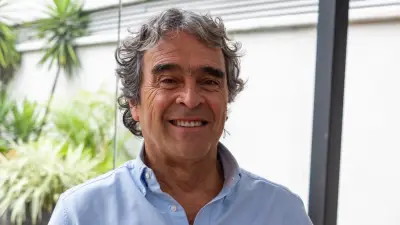 Sergio Fajardo apela a su trayectoria para captar indecisos en medio de polarización política