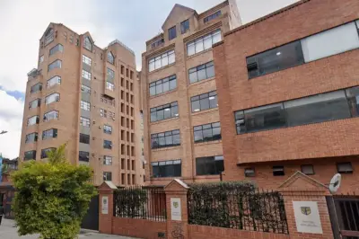 Suspenden clases en Universidad Sergio Arboleda tras caída de joven desde sexto piso