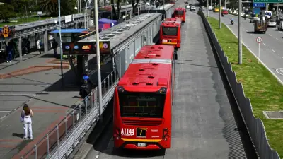 TransMilenio multará a usuarios por usar celular sin audífonos en Bogotá