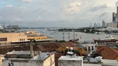 Turistas Chilenos Denuncian Acoso de Vendedores Ambulantes en Playas de Cartagena