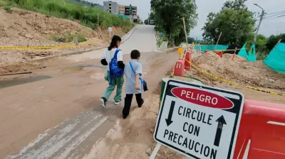 Vía recién construida en Girón se inunda con cada lluvia y pone en riesgo a 3.000 familias