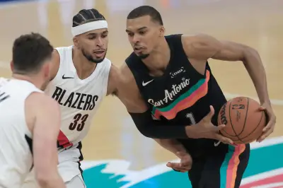 Victor Wembanyama sufre conmoción cerebral y abandona playoffs de la NBA