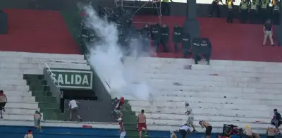 Violencia en clásico paraguayo: partido suspendido, heridos y más de 100 detenidos