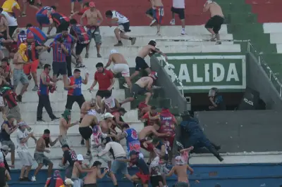 Violencia en clásico paraguayo: Pelea entre hinchas de Olimpia y Cerro Porteño suspende partido
