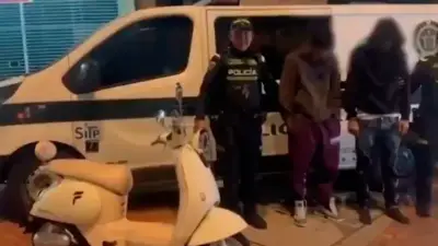 Violento asalto en Bogotá: cuatro hombres roban motos eléctricas a familia con niño