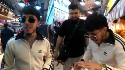 Westcol genera polémica tras reacción violenta por quemadura en transmisión gastronómica en China