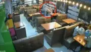 Atraco frustrado en restaurante bogotano: clientes enfrentan a ladrón armado y evitan robo