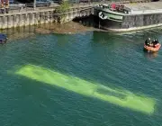Autobús cae al río Sena en París: rescatan con vida a 4 ocupantes