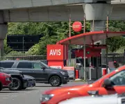 Avis se desploma 70% en dos días y provoca suspensiones de cotización
