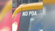 Aviso 'No PDA' en carros colombianos: significado y origen