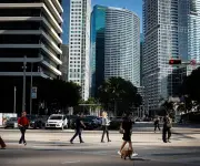 Ayuda al desarrollo de países ricos a naciones pobres cayó 23,1% en 2025 según OCDE