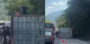 Camión se volcó en la vía La Vega-Villeta y saqueadores robaron la carga: hay un capturado