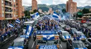Caravana de hinchas de Millonarios anima al equipo antes del crucial clásico contra Santa Fe