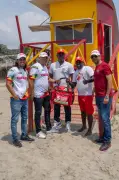 Cartagena fortalece atención en playas con entrega de botiquines a salvavidas para Semana Santa