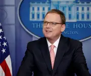 Casa Blanca afirma que productividad por IA permitirá a la Fed bajar tasas de interés