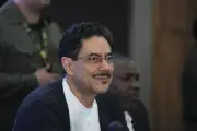 Cepeda anuncia participación en debates presidenciales y critica a contrincantes