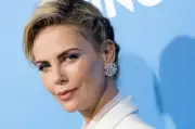 Charlize Theron revela el trauma familiar: su madre mató a su padre en defensa propia