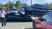 Choque insólito: camioneta se sube sobre Lamborghini en Florida