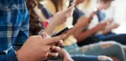 Colombia debate prohibir celulares en colegios mientras evidencias muestran beneficios académicos