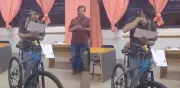 De pedalear 16 km diarios a recibir una bicicleta: la emotiva sorpresa a un nuevo profesor