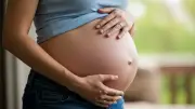 Demanda cuestiona licencia de maternidad de 18 semanas por vulnerar derechos de niños