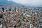 Dos adultos mayores mueren al caer desde edificio en Medellín por graves problemas económicos