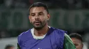Edwin Cardona muestra su disgusto tras ser sustituido en el triunfo de Atlético Nacional
