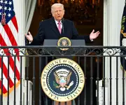 EE.UU. e Irán evalúan nuevas negociaciones para extender tregua mientras Trump impone bloqueo naval