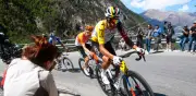 Egan Bernal logra podio en Tour de los Alpes tras épica defensa