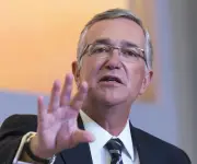 El multimillonario mexicano Ricardo Salinas lucha contra deudas y Sheinbaum