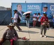 Elecciones en Perú: Papeletas gigantes y candidatos desconocidos desconciertan a votantes