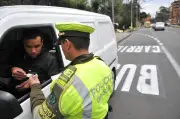 En Colombia, cada 12 minutos un conductor es multado por usar el celular al volante