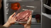 Error común al guardar carne en la nevera que genera bacterias y mal olor