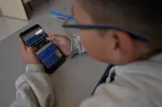 Estudio en Países Bajos revela mejoras en concentración estudiantil al restringir celulares