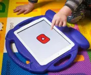 Expertos exigen a Google prohibir videos de IA para niños en YouTube por daños al desarrollo