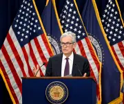 FED mantiene tasas con división histórica y Powell seguirá en la junta