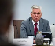 Gobernador de la FED propone reestructuración radical que podría eliminar más del 10% del personal