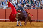 Grave cornada de toro hiere gravemente a Morante de la Puebla en la Feria de Sevilla