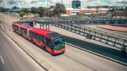 Hombre ataca con tijeras a guardas de TransMilenio por intentar colarse
